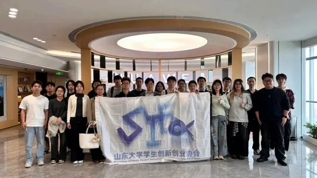 华为参访 · SIEA 会旗合影